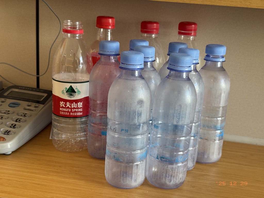 缺水区旅行的尾声，开始大量消耗瓶装水，减少空间占用