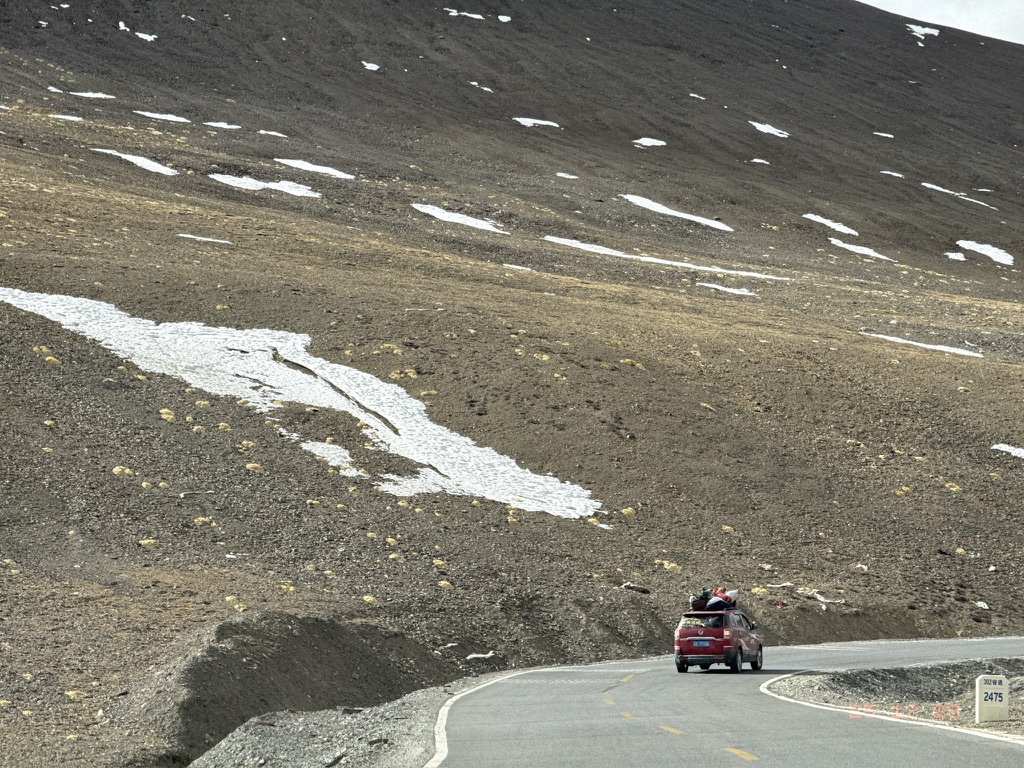 山上一坨一坨的黄色不知道是什么矿物质
