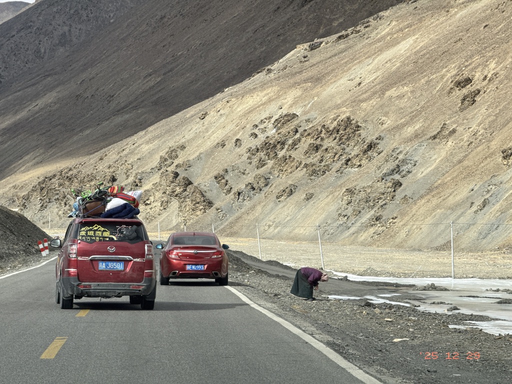 从山上下到河谷，前车的藏族大妈已经晕车下车呕吐了