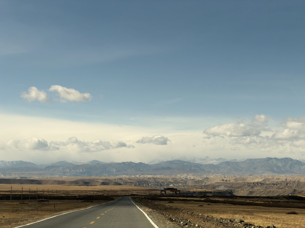 已经能看到远方的扎达牌坊