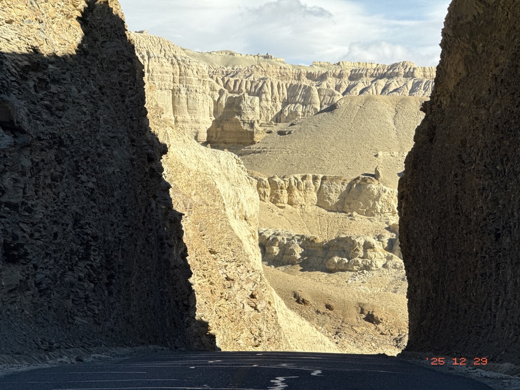 从一扇山门中经过