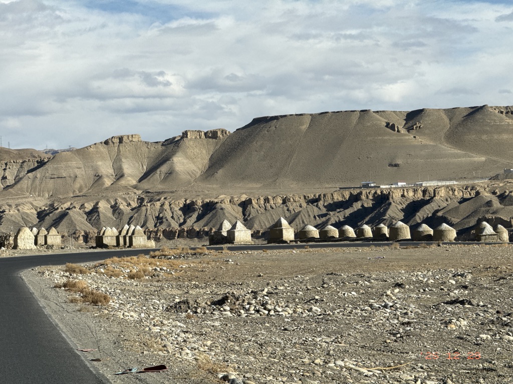 可能是前吐蕃时期的墓葬