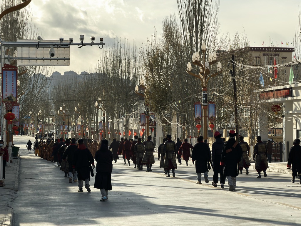 跳完舞开始游行