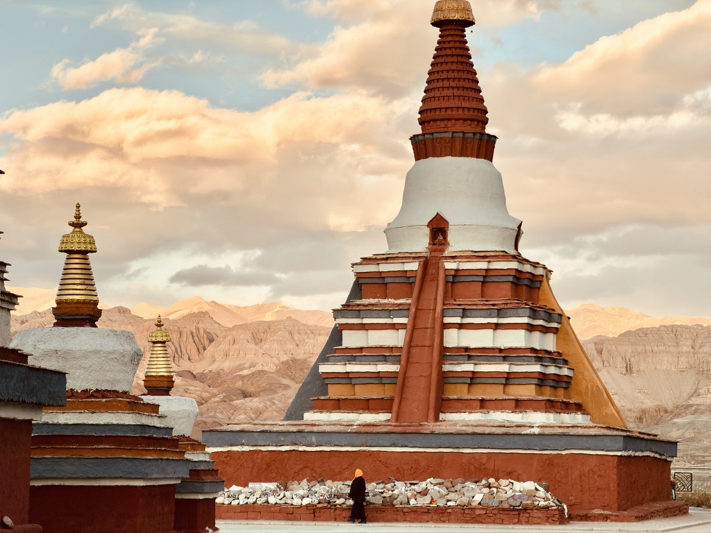 转塔念经的妇人