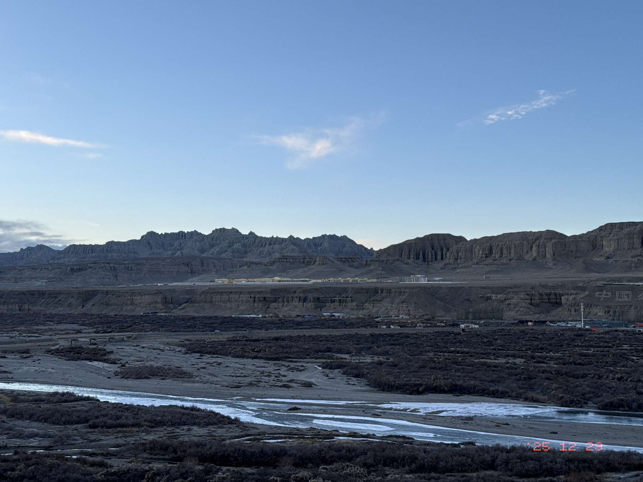 夕阳落下，河谷重归宁静