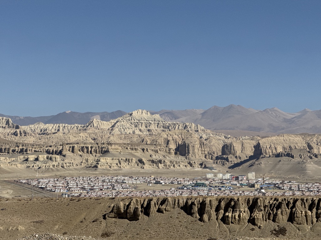 回扎达的路上看到的居民区