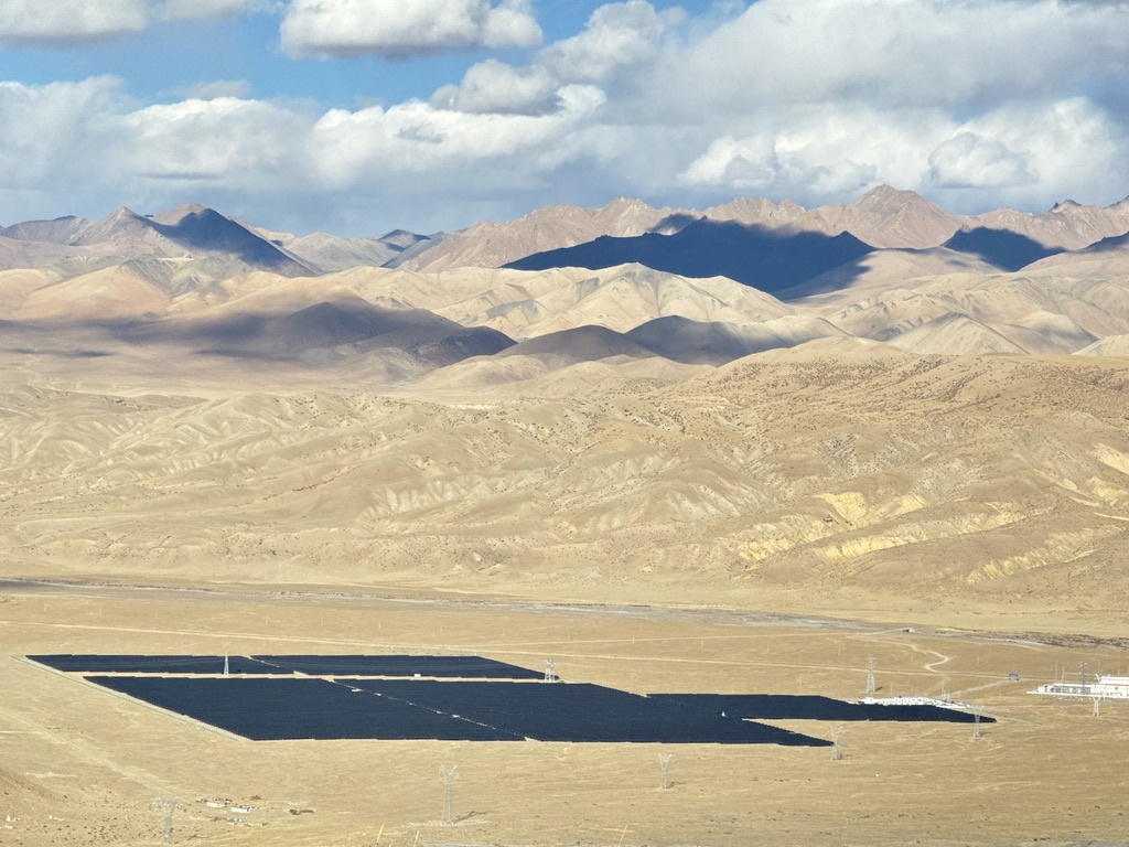 山下的光伏海有如云彩的阴影一般