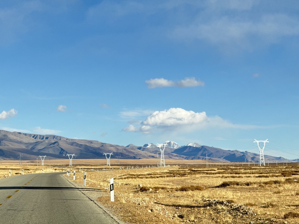此时的冈仁波齐还被西边的山挡着