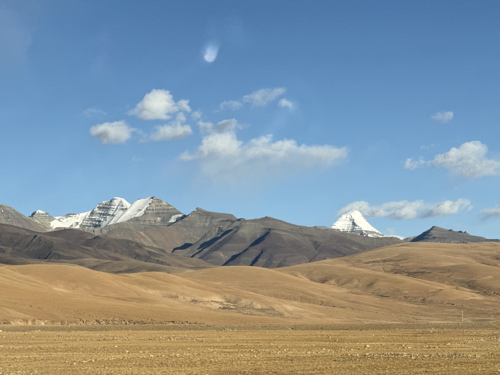 走到近处才发现冈仁波齐和身后的两座山差别还是挺大的