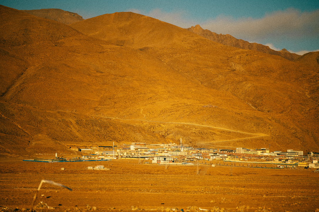 夕阳照耀下，今晚要去宿营的镇子塔钦