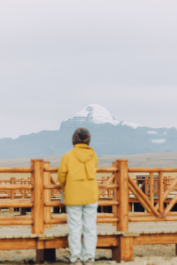 在圣湖观景台眺望神山