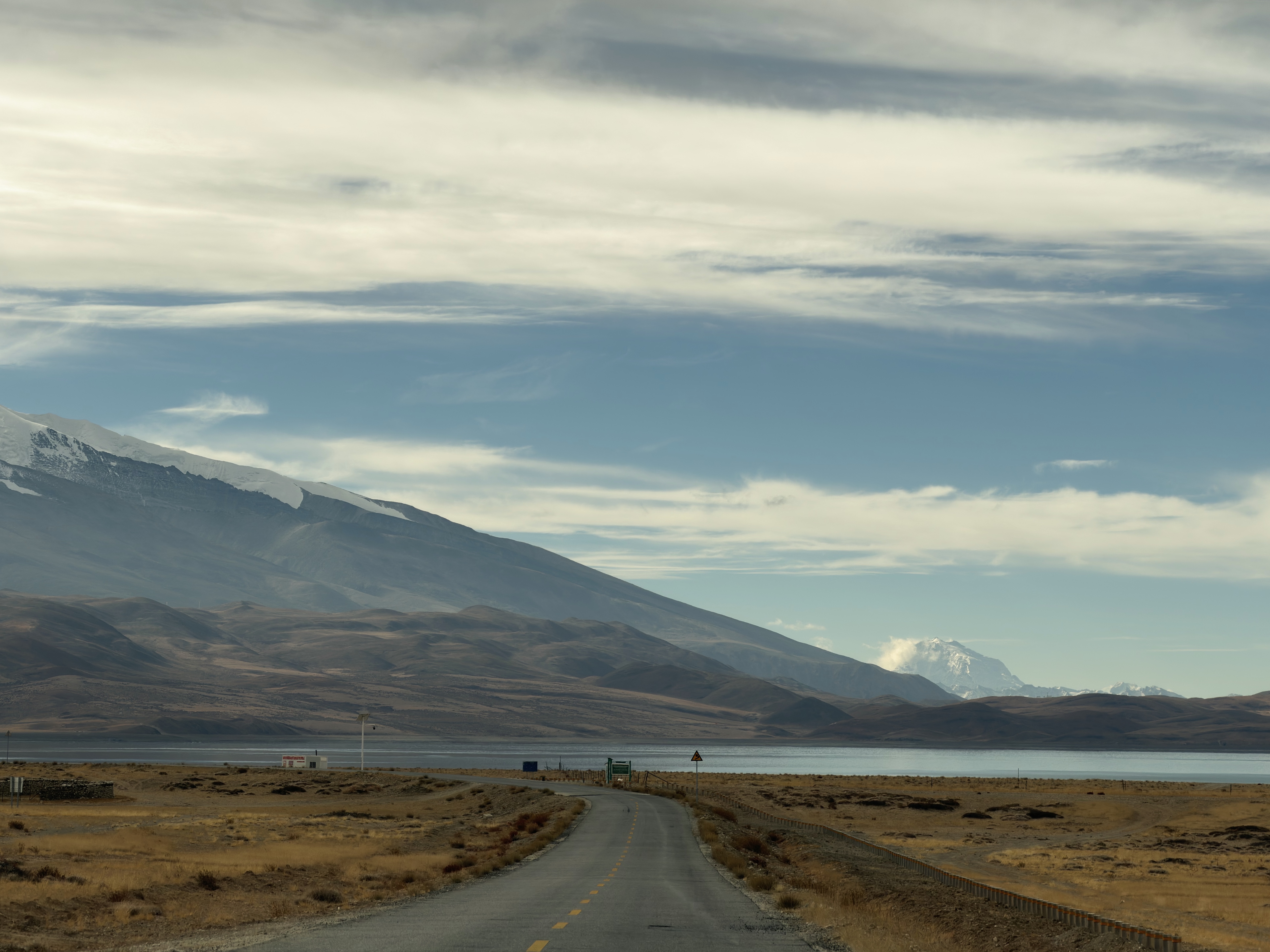 鬼湖拉昂措和纳木那尼峰