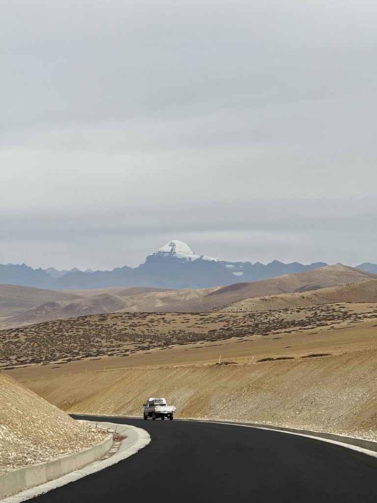 维修车与冈仁波齐