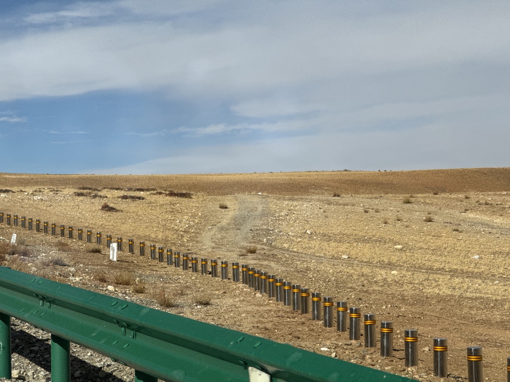 我其实不太理解，挖个沟不就够了吗，为什么要设置这么多栏杆