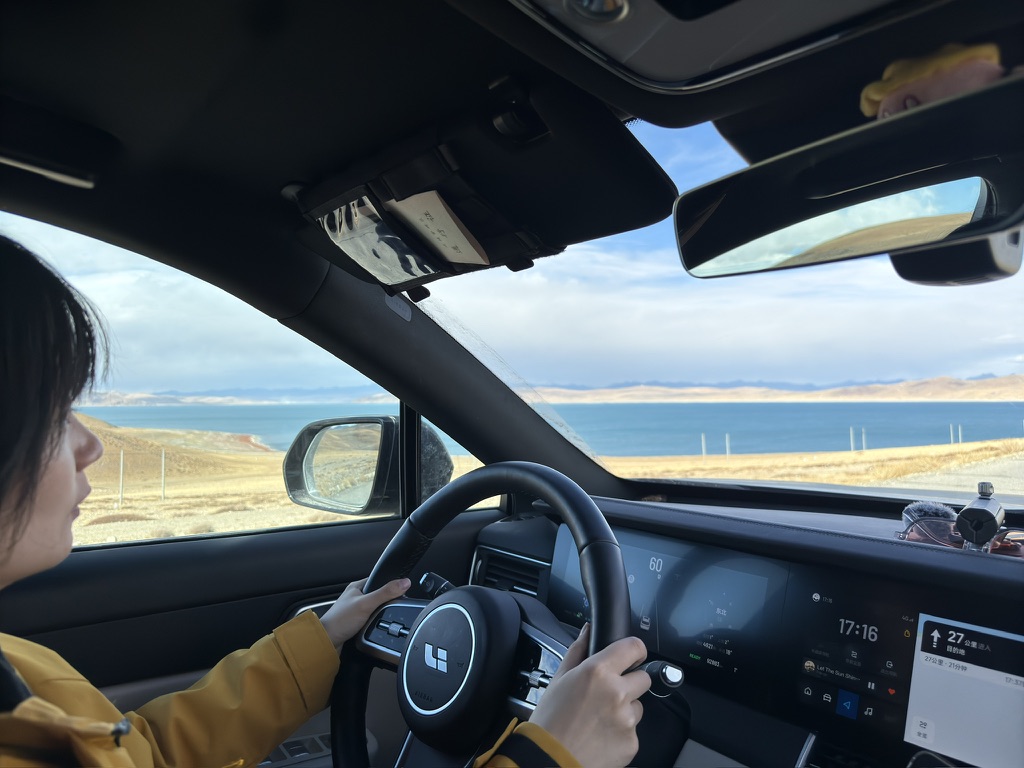 返回两湖边上，因为太阳西落，两湖的湖水变得更蓝了，这是鬼湖