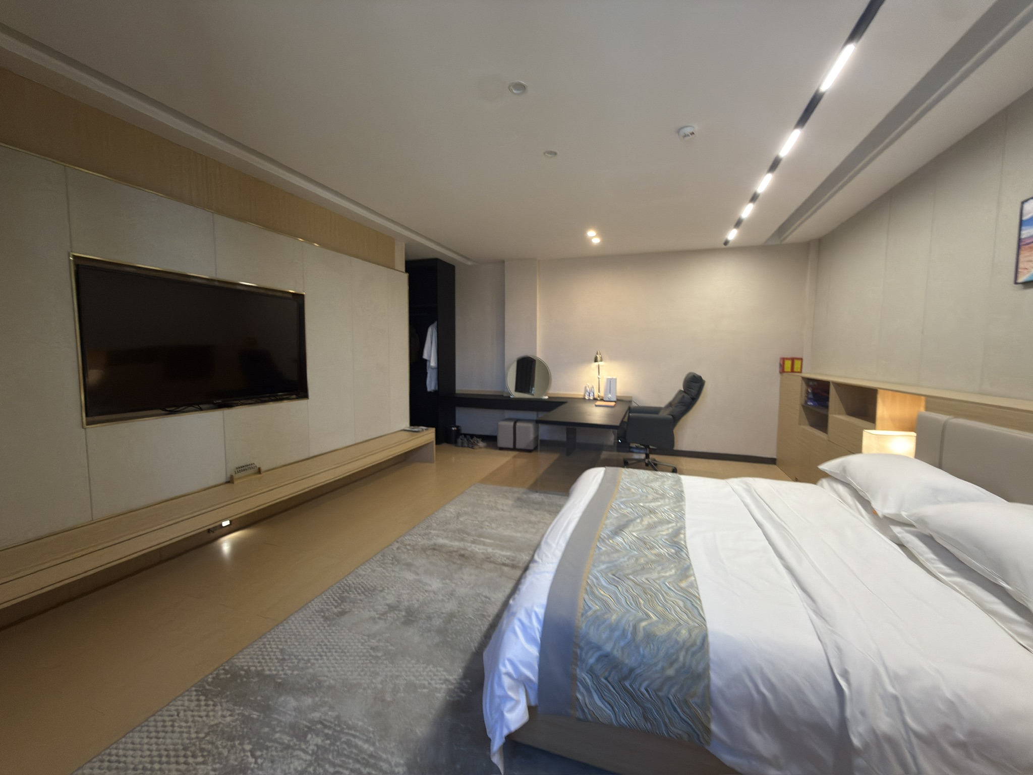 巨大的卧室和书桌