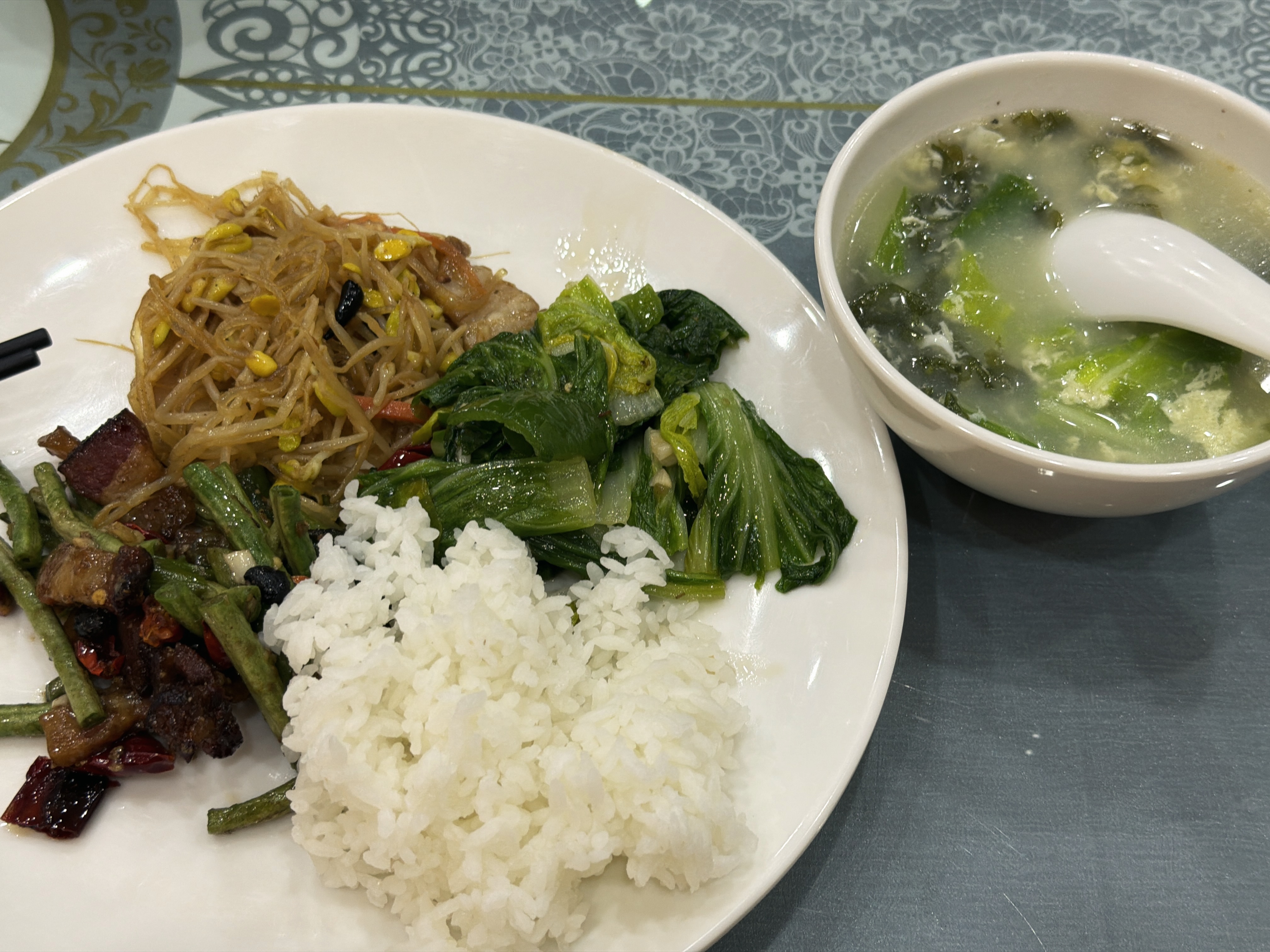 晚饭腊肉粉丝青菜，紫菜蛋汤