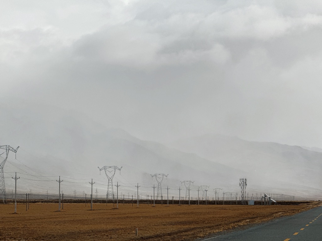 山的这一面似乎下雪了