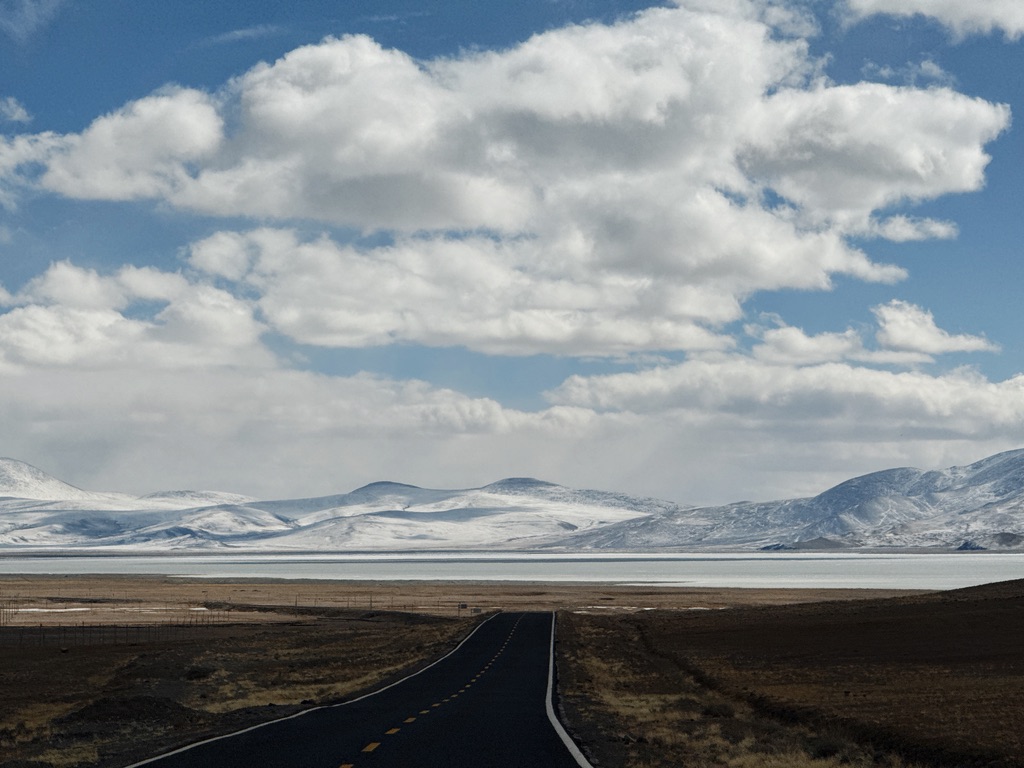 整个湖都被冻住了