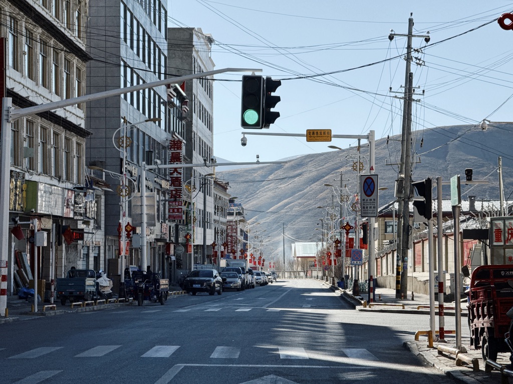 萨嘎县唯一的纵街