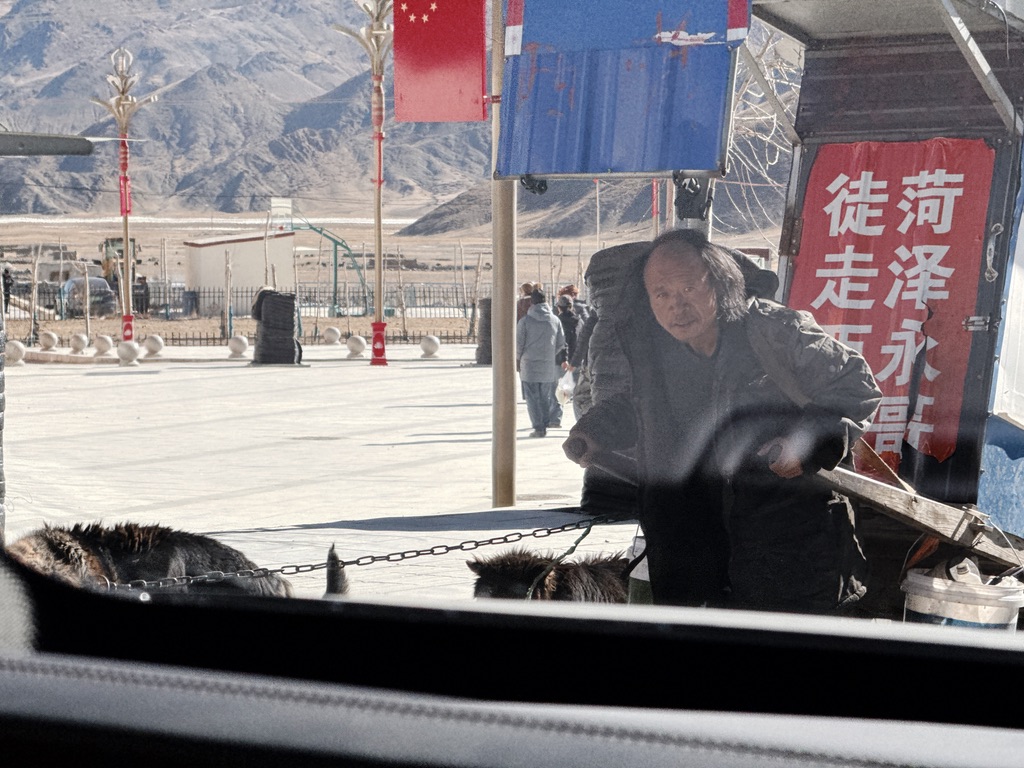 路过吉隆县时，看到一位徒步走西藏的菏泽永哥