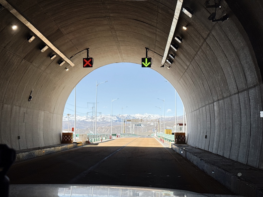 隧道出来就是雪山