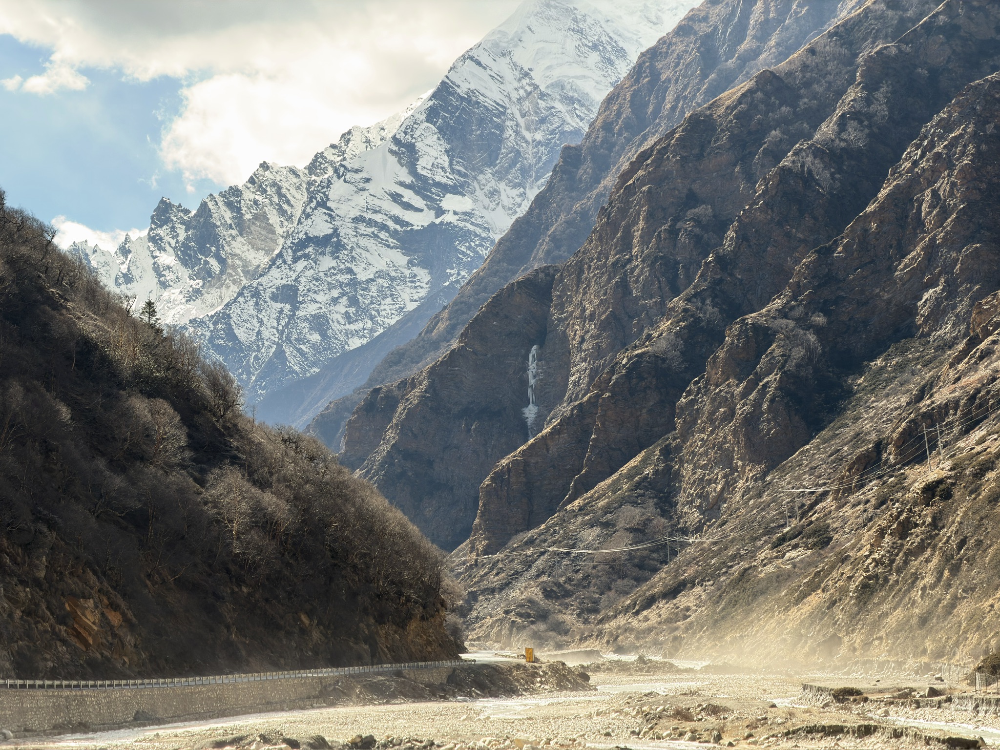 进入吉隆镇的道路