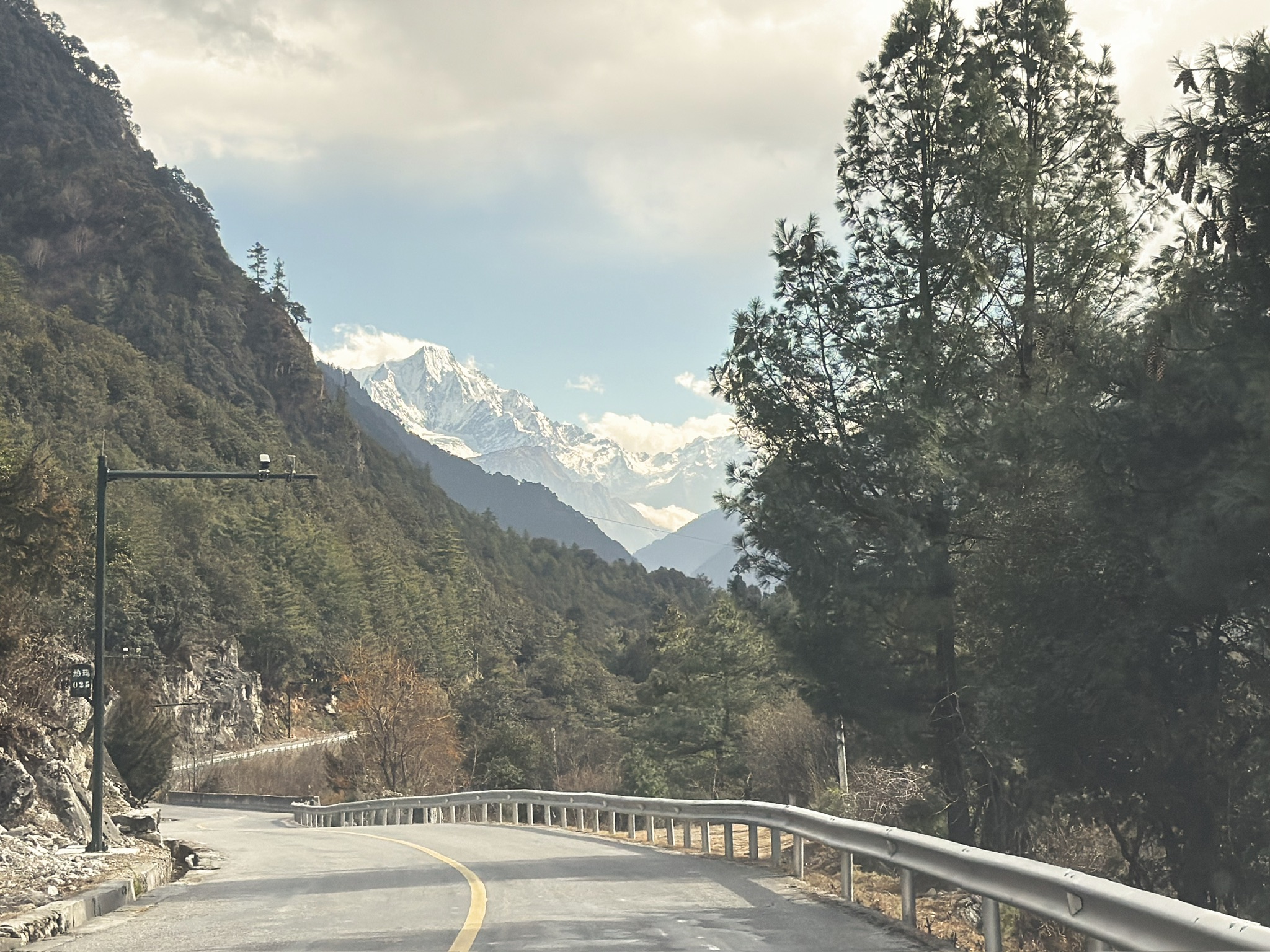进入吉隆镇的路