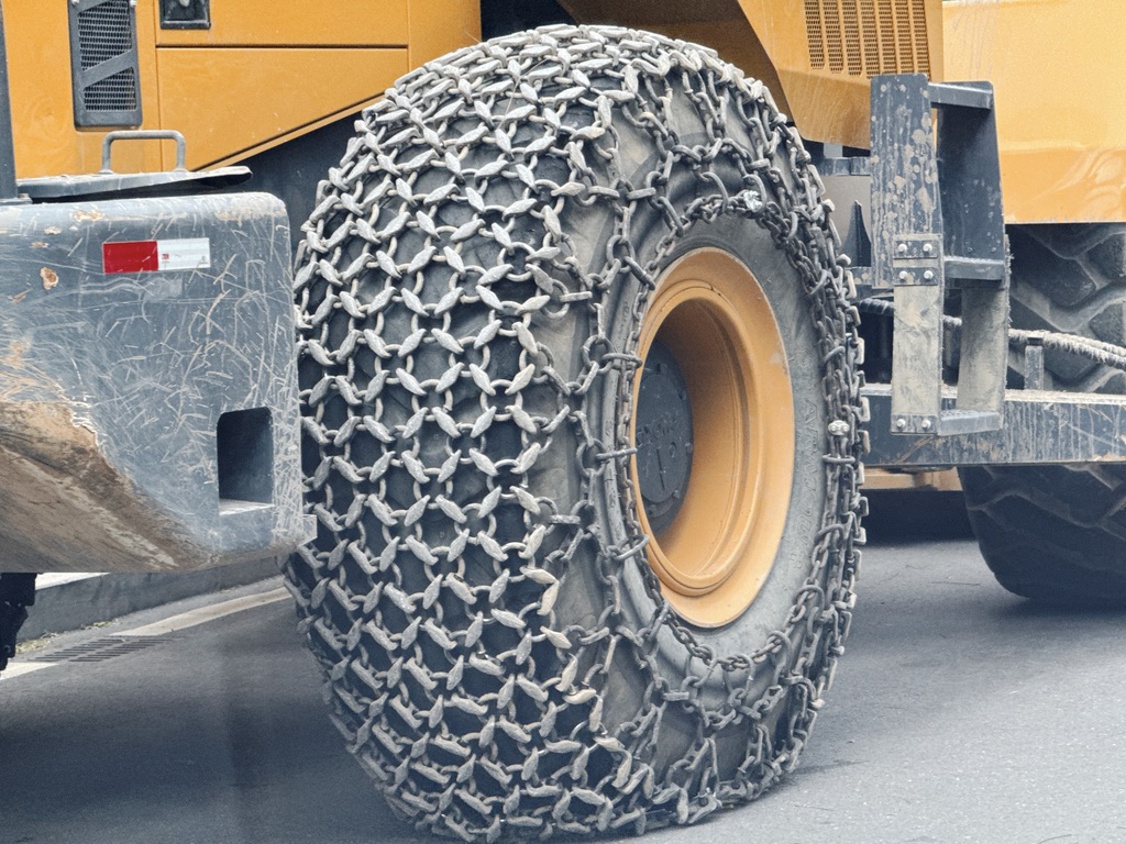 大铲车配备的巨型防滑链