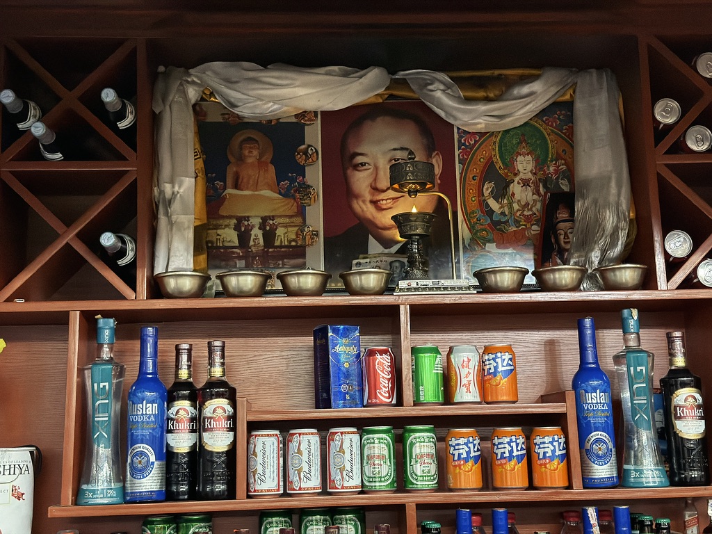 店里供奉着第十世班禅额尔德尼的画像