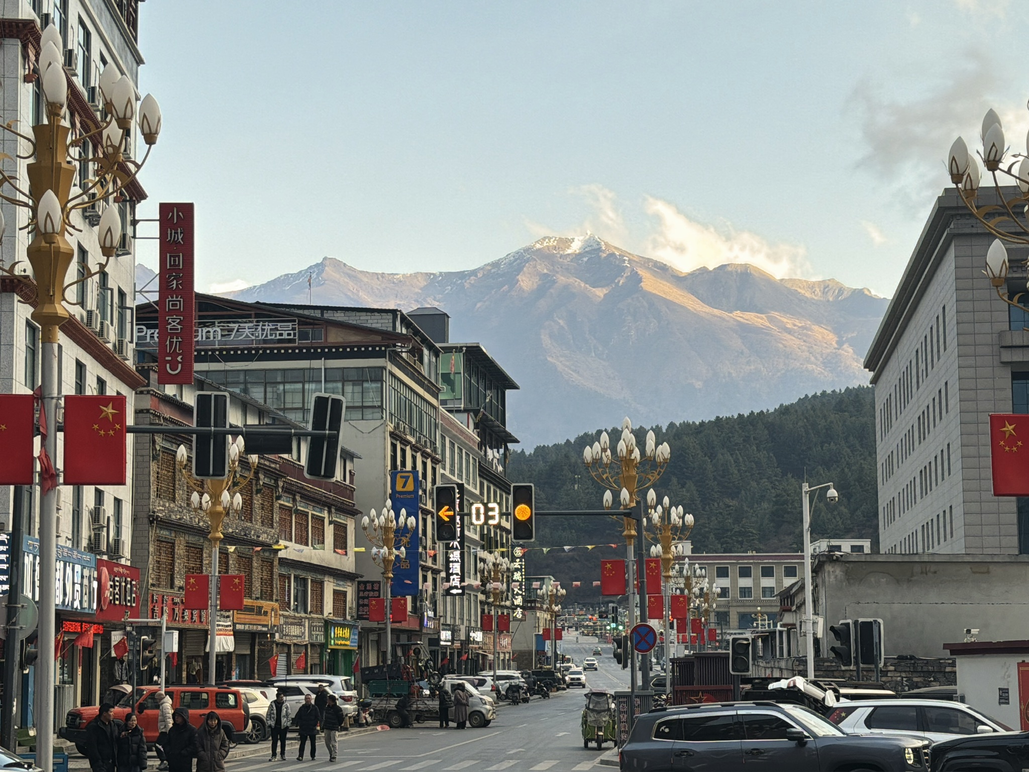 看到山顶有一个小小的建筑没？