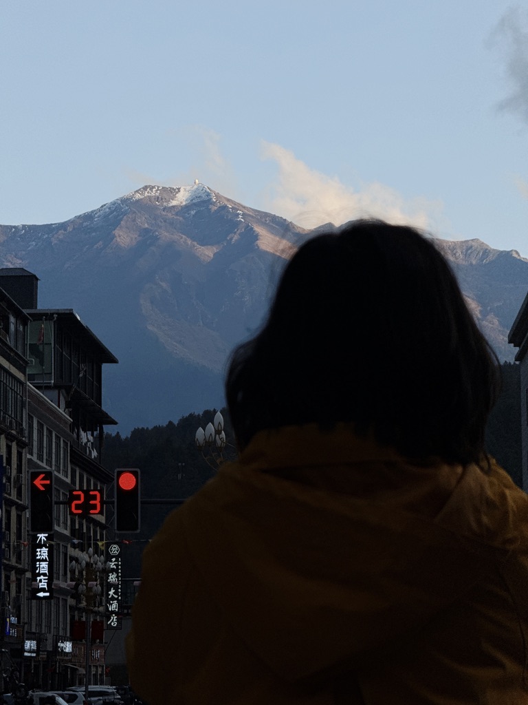 恙儿仰望亚洲一号观景台