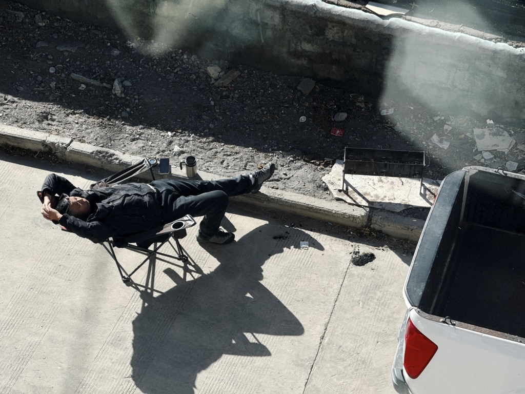 酒店老板在楼下晒太阳