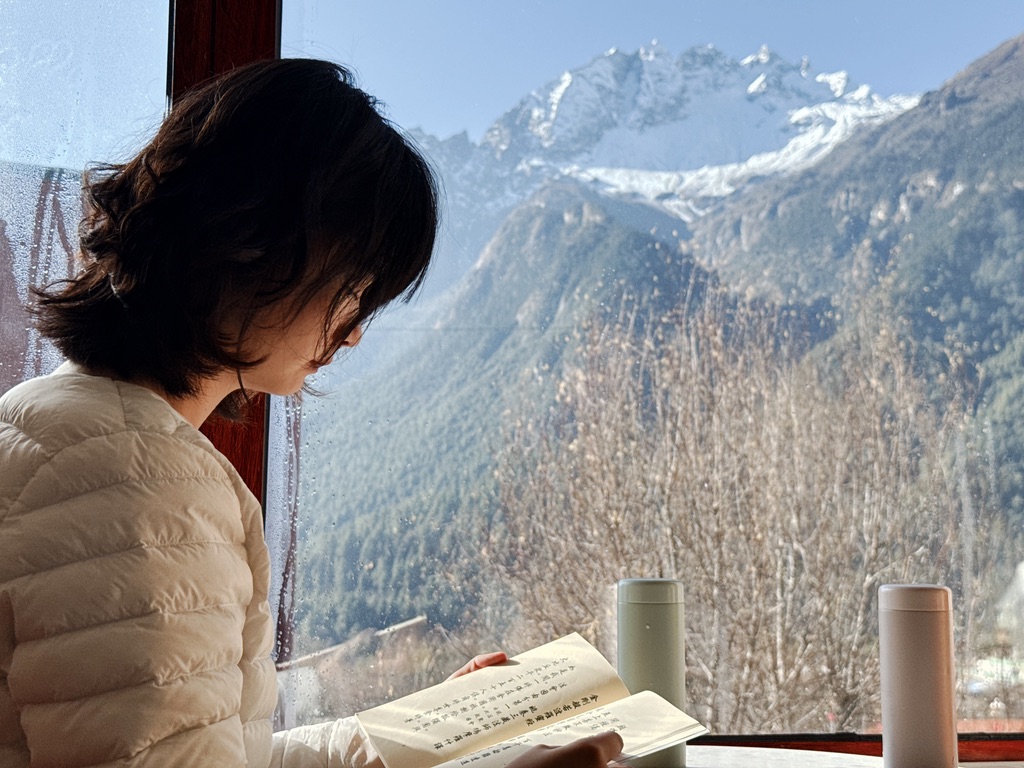 恙儿一早就在阳光下读金刚经