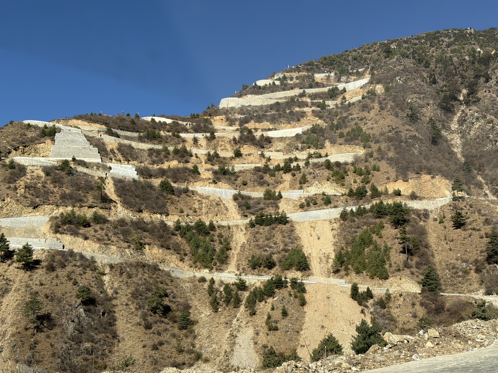 前往乃夏村的盘山公路