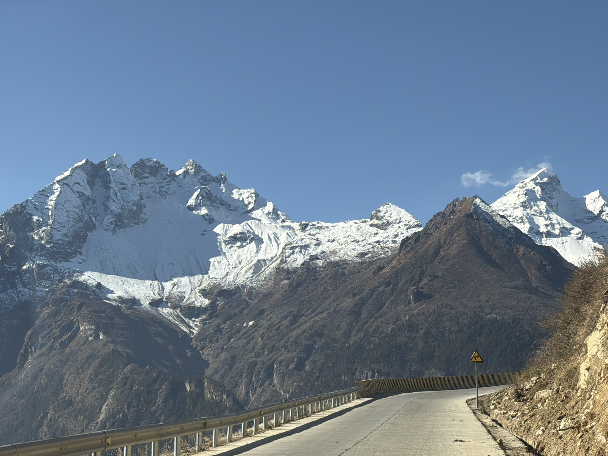 悬路之外即是雪山