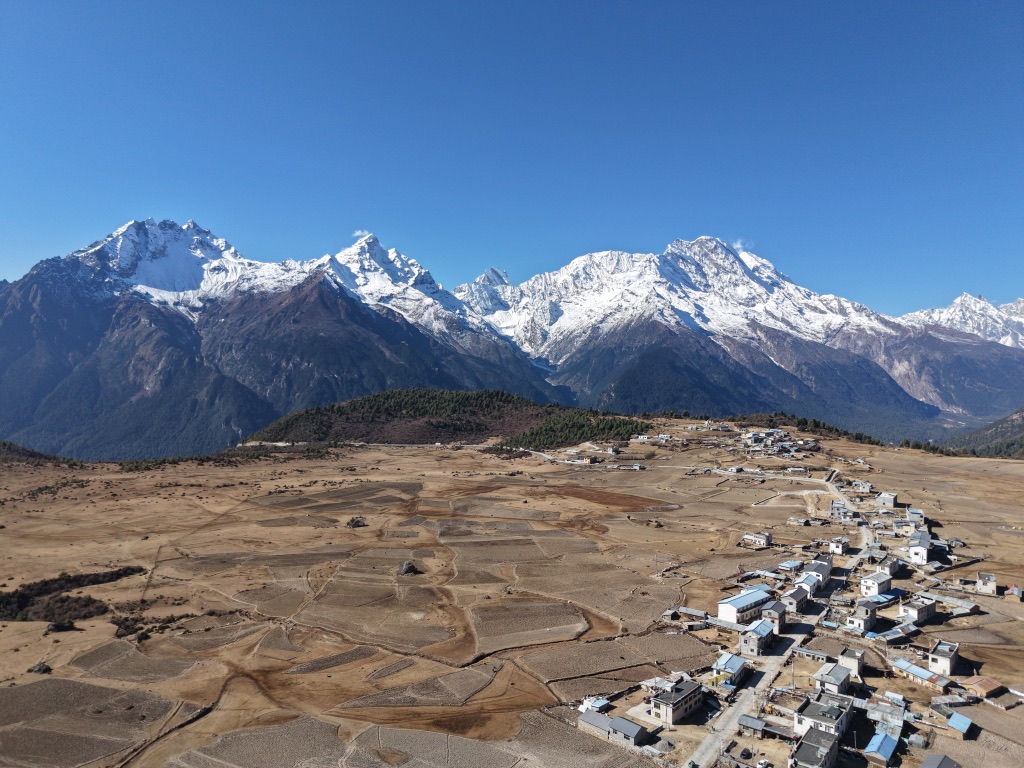 无人机拍到的悬崖上的乃夏村
