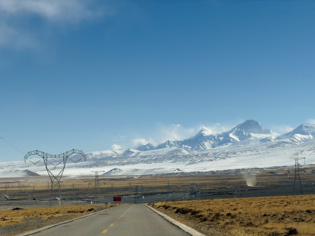 佩枯措东南方向的希夏邦马峰，又见面了，告别一座 8000 米的山峰，哪有那么容易
