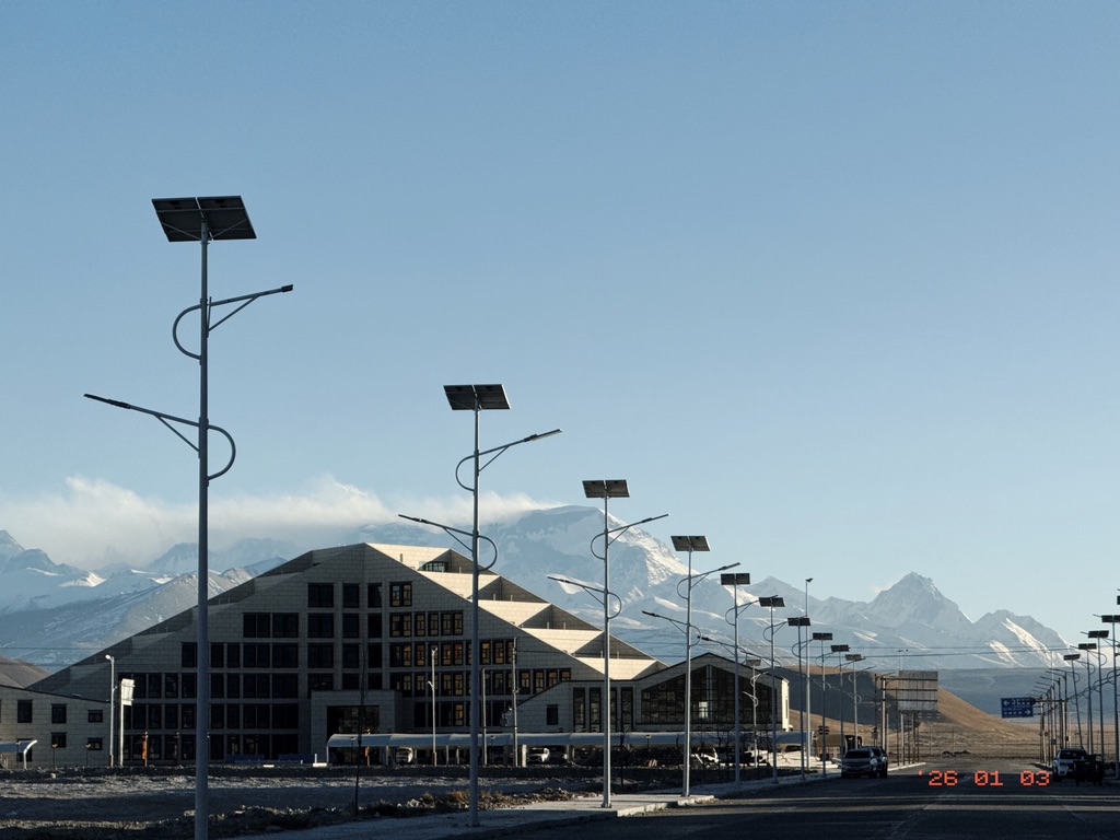 路过岗嘎镇，看到一座建筑狂妄地和珠峰保持了同样的外廓