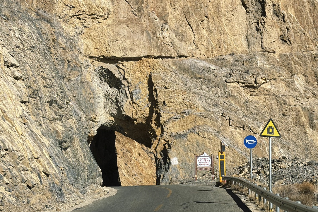 进去的山洞是这样的