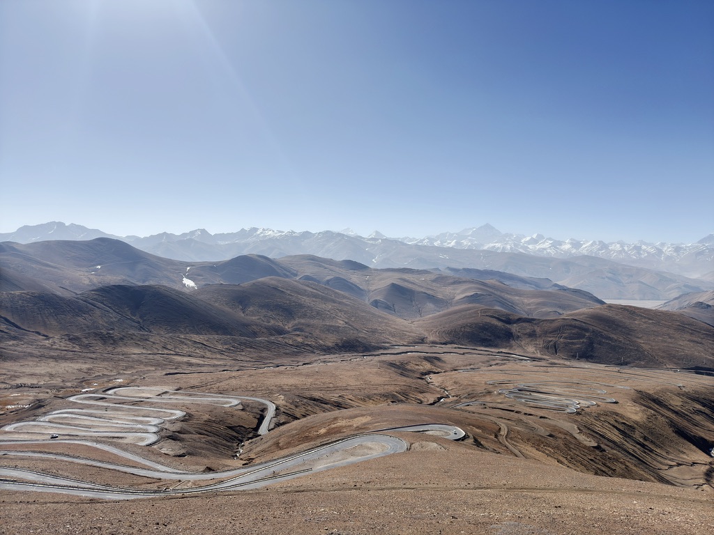 珠峰 108 拐,车只如米粒大小