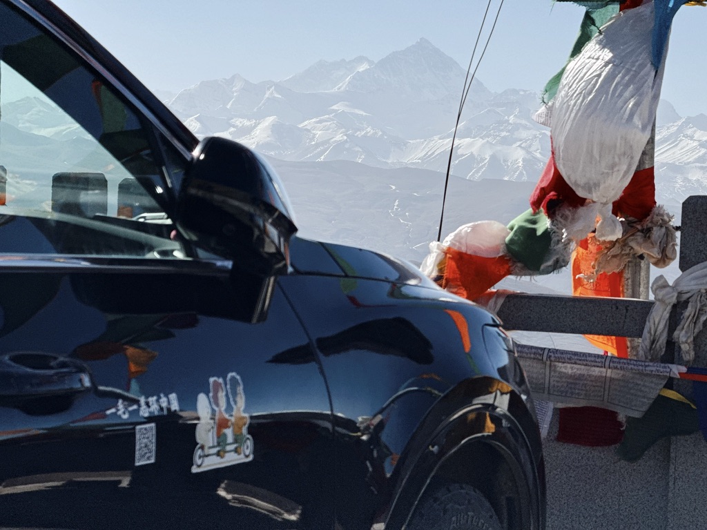 理想 ONE 停在珠穆朗玛峰观景台