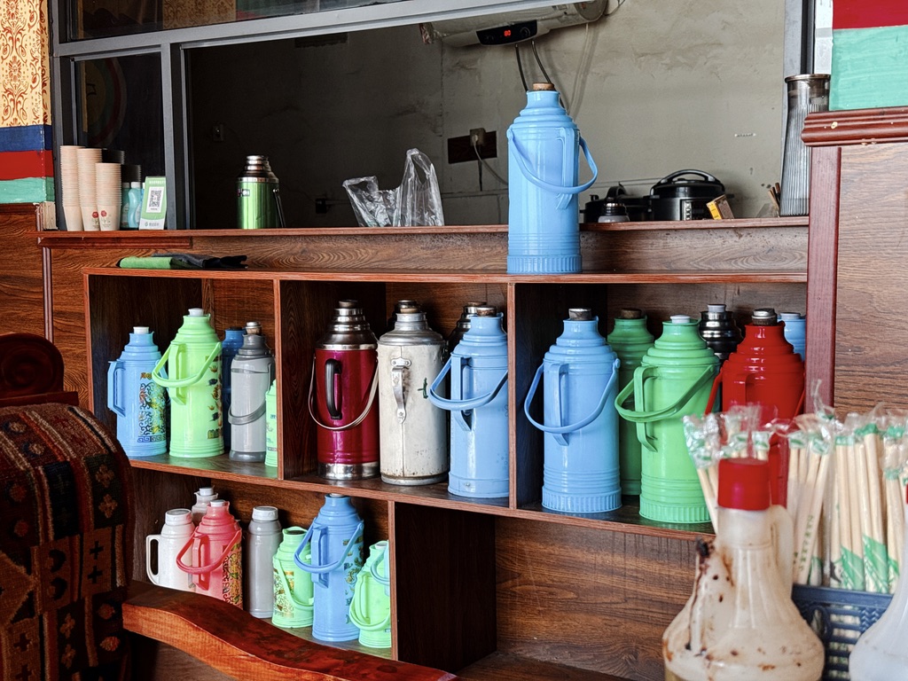 甜茶馆总有大大小小的无数暖壶，所以在西藏的市场里，卖暖壶盖子也是个生意。