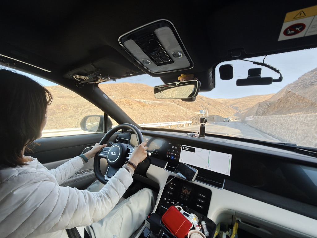 下了珠峰 108 拐，换上恙继续开车，这一开就直接开到了日喀则