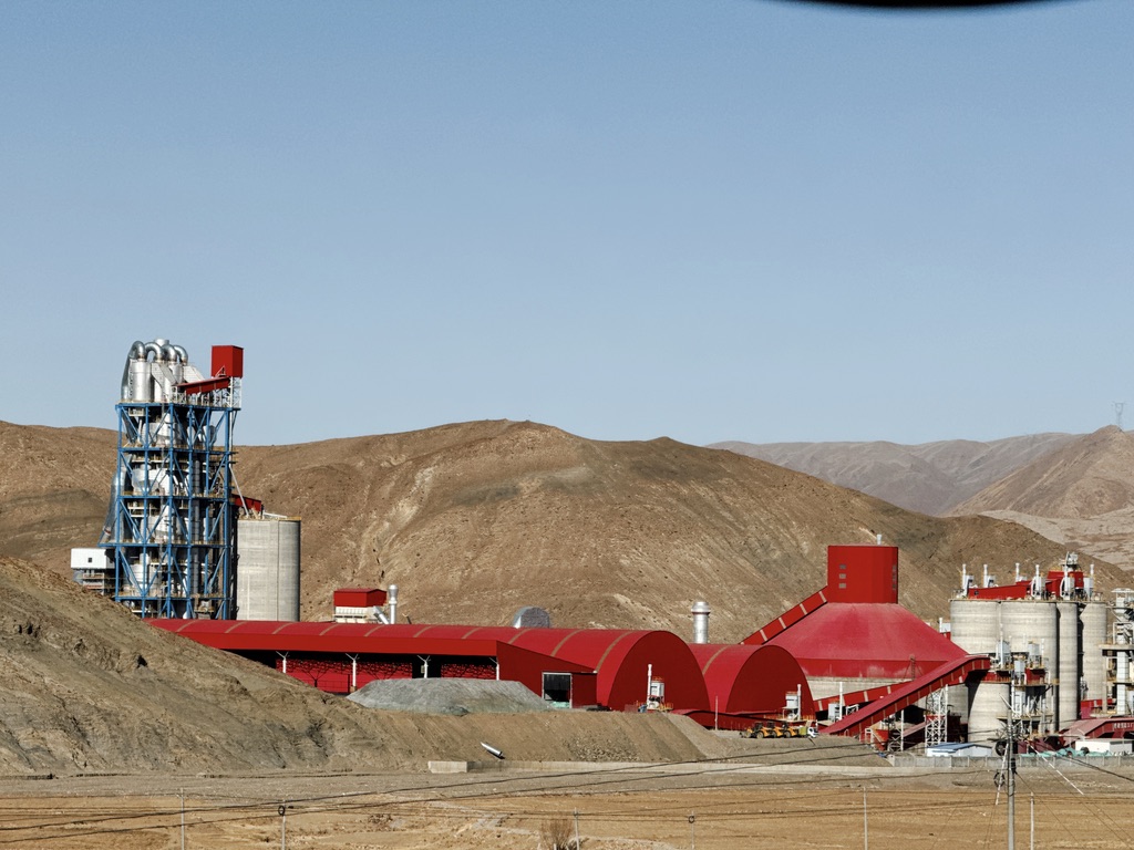 G318 国道边的建材公司