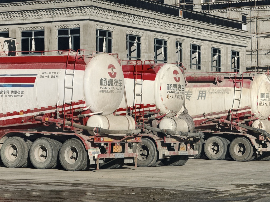 在它附近，自然全都是半挂车