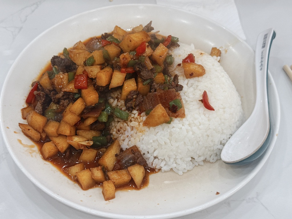 恙吃的土豆牛肉盖饭