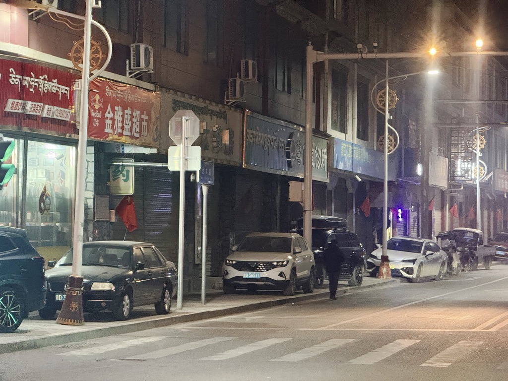 我们都是傻逼，我是带车顶箱那个