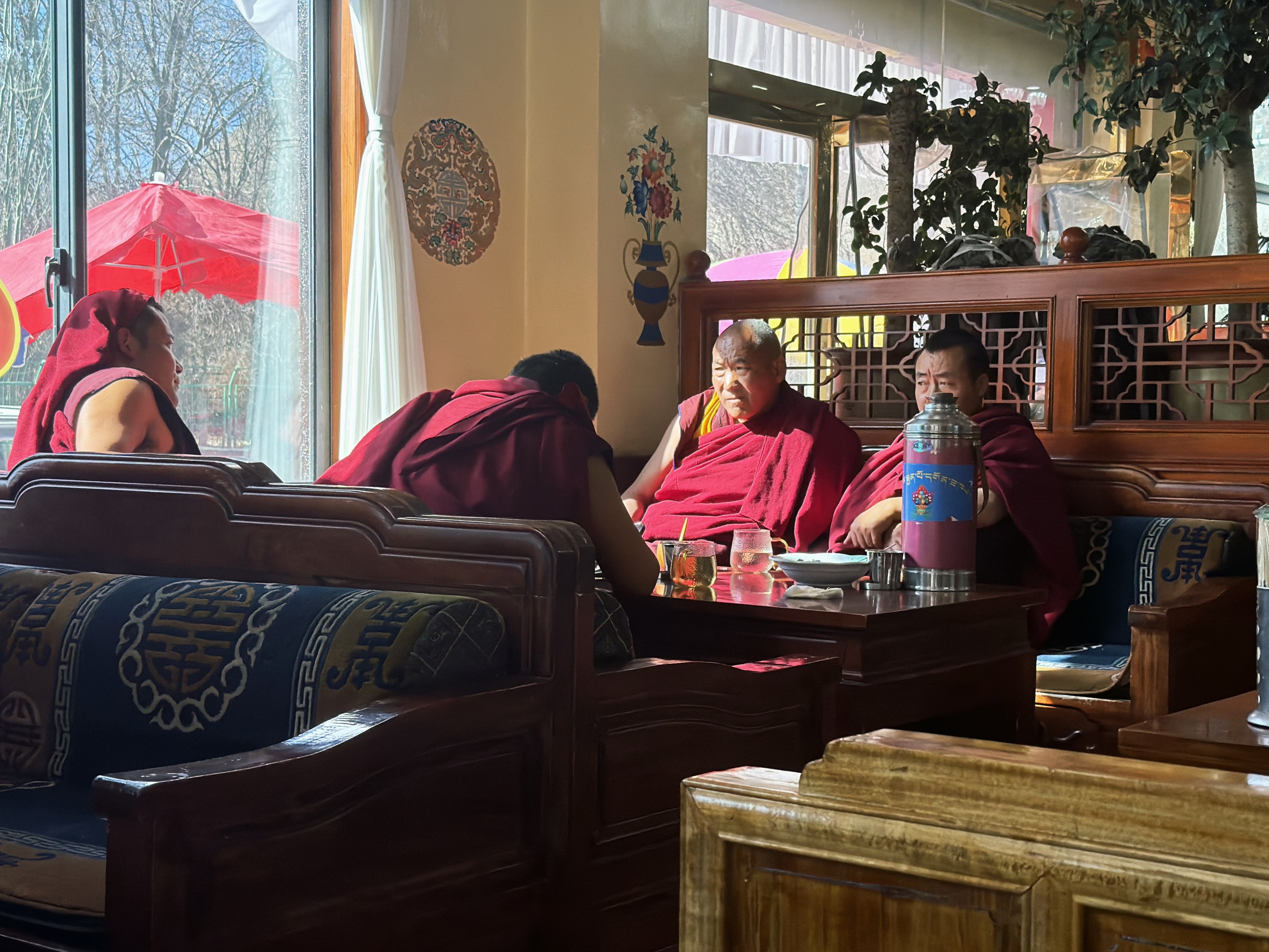 藏餐馆里的精壮的喇嘛们