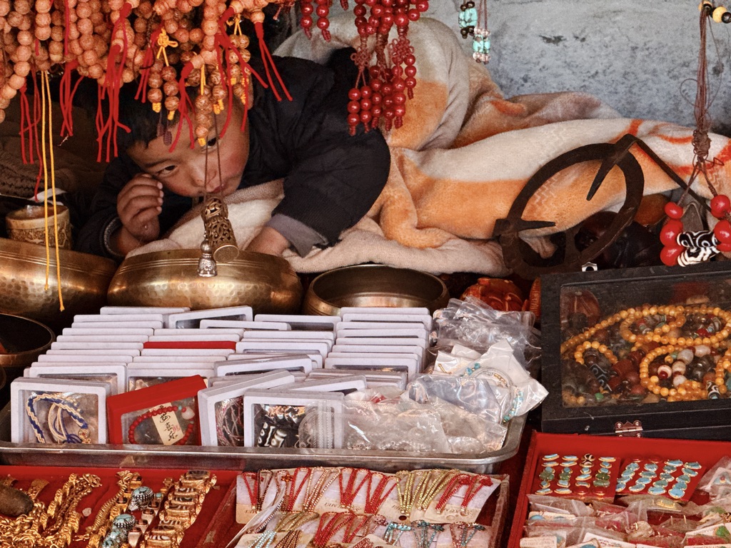 躺在小摊柜台上的孩子